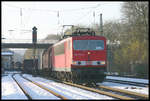 155175-3 fährt hier am 2.12.2005 um 9.55 Uhr mit einem gemischten Güterzug in Richtung Osnabrück durch den Bahnhof Natrup Hagen.