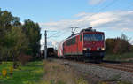 155 019 schleppte am 28.09.19 einen gemischten Güterzug durch Greppin Richtung Bitterfeld.