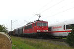 10. September 2008 In Unterzettlitz bei Bad Staffelstein. Lok 155 131 fährt mit einem Güterzug von Bamberg in Richtung Lichtenfels. Es könnte ein Service für den Lokführer zur Mittagszeit sein, aber eine Tellerübergabe konnte ich nicht beobachten.