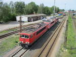 155 147 stand,am 03.Mai 2020,in Leipzig Engelsdorf.Im Hintergrund sieht man eine Reihe abgestellter 155er.Aufgenommen von einer Fussgängerbrücke aus.