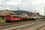 Am 25. Juli 2009 fuhr Lok 155 150 mit einem Kesselwagenzug in Richtung Saalfeld durch den Bahnhof Kronach.