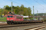 17. April 2014, Ein Güterzug aus Saalfeld, beladen mit Profilstahl aus Unterwellenborn, fährt durch den Bahnhof Kronach. Gezogen wird er von Lok 155 172. 