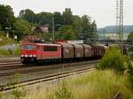 28. Juli 2009, Lok 155 014 fährt mit einem gemischten Güterzug in Richtung Lichtenfels durch den Bahnhof Kronach