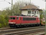 27. April 2010, Lok 155 007 wartet mit ihrem Güterzug am Kronacher Stellwerk Nord auf die Ausfahrt in Richtung Saalfeld