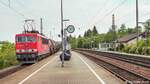 155 210 fuhr am 26.5.04 mit einem Güterzug Richtung München in Otting-Weilheim durch Gleis 3. 