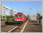 Am 30.08.2007 fuhr 155 220 mit einem gemischten Güterzug durch den Bahnhof Frankfurt am Main-Niederrad in südlicher Richtung.