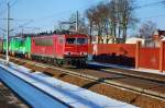 Hier zieht die 155 011-0 einen gemischten Güterzug durch Rathenow.