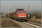 155 091 befördert einen gemischten Güterzug bei Heddesheim Richtung Mannheim.
