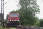 Eine 155 107-6 leistete bei einer Cobra 2831 mit einem gemischten Güterzug Schubhilfe und fährt jetzt zurück nach Aachen-west bei Sonne.