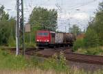 Mit ihrem Güterzug ist die 155 008-6 hier kurz vorm Bahnübergang Humboldtstraße in Weetzen zu sehen am 23.7.2011 auf dem Weg in Richtung Hameln.