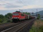 Die 155 004 am 30.07.2011 mit einem Güterzug unterwegs bei Thüngersheim.