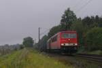 155 013-6 fährt mit ihrem Güterzug am 04.08.2011 durch den Regen in Reindorf