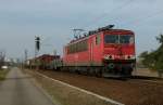 155 008-6 ist mit einem gemischten Güterzug am 27.03.2012 bei Wiesental