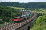 155 181-1 überquert mit dem Lanutti-Glaszug Charleroi - Dresden-Friedrichstadt am 07.06.2012 den Bekeviadukt in Altenbeken.
