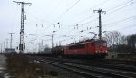 155 191-0 von Railion fährt mit einem gemischten Güterzug bei der Ausfahrt in Köln-Gremberg und fährt in Richtung Köln-Süd bei Regenwolken am 21.12.2012.