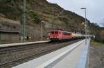 Mit einem langen Kesselwagenzug kommt die 155 065-6 in den Bahnhof St. Goarshausen eingefahren. 20.2.2014