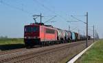 155 107 schleppte am 15.04.15 einen gemischten Güterzug durch Braschwitz Richtung Halle(S).