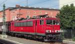 155 123 fährt mit einem gemischten Güterzug auf Gleis 1 im Dessauer HBF Richtung Leipzig gen Süden.