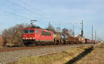 Mit einem gemischten Güterzug fuhr 155 261 am 08.12.16 durch Braschwitz Richtung Halle(S).