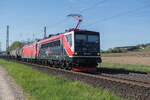 155 046-6 u.156 001-4 sind am 30.04.2025 mit einem Kesselzug bei Kerzell unterwegs.