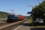 E10 169 zusammen mit 156 004 unterwegs am Rhein am 29.5.2026 auf dem Weg nach Koblenz im Bahnhof Oberwesel