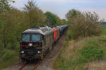 EBS 232 592 & 156 002 (kalt) am 10.05.2022 von Vierow kommend, aufgenommen kurz vor dem Abzweig Schönwalde, weiter nach Greifswald.