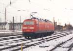 Als 156 001-0 noch zu DB Cargo gehrte... Ende Januar/Anfang Februar 2000 entstand diese Aufnahme in Chemnitz Hbf. Im Hintergrund sieht man den Schornstein des HKW Nord. Heute gehrt diese Maschine zur Mitteldeutschen Eisenbahn (MEG), da sie und ihre drei Schwestern eine Splittergattung bei der DB darsetllten.