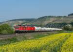 143 179 + 156 804 mit dem Zementzug am 19.04.2011 unterwegs bei Himmelstadt.