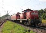 Schlapp gemacht? Die abgebgelte 156 003 (MEG 803) wird mit ihrem Containerzug von 294 662-2 durch Leipzig-Thekla gezogen. Aufgenommen am 04.07.2013.