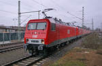 Das Doppel 156 003-6 und 143 851 am 01.02.2021 mit 24 Verschrottungs-Lokomotiven bei der Ankunft in Opladen.