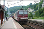Ohne Lok Nummern Schild auf der Stirnfront kommt hier eine DB 180 mit einem Güterzug aus Tschechien am 26.8.2006 durch den Bahnhof Königsstein an der Elbe.