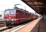 Zwei Baureihen - drei Farbgebungen: 180 016 und 180 005 und 140 411 - Dresden-Hbf, 14.07.2004  