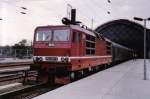 BR 180 006-9 (Deutsche Reichsbahn) mit Schnellzug nach Bratislava in Dresden Hauptbahnhof  Scanfoto: Uwe Wstenhagen 25.04.1992