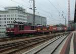 180 020-0 und 372 012-5 arbeiten sich gemeinsam am 06.10.04 durch Dresden Hbf in Richtung Tschechische Grenze vor.