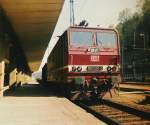 BR 180 020-0 im August 1998 bei der Durchfahrt im Bhf.