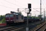 Die frisch aus der HU kommende 180 006 rollt hier mit einem Drahtrollen und teils Gemischten GZ durch Dresden Reick.