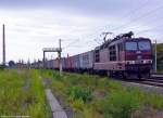 Unter aufreiendem Himmel kam die 180 010-1 mit einem langen Containerzug durch Dresden-Reick, am 04.08.06.