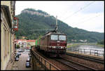 DB 180010-1 ist hier am 26.08.2006 unterhalb der Festung Königsstein mit einem Container Zug in Richtung Tschechien unterwegs.