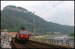 DB Railion 180012-7 erreicht hier am 2.6.2007 unterhalb der Festung Königstein den gleichnamigen Bahnhof an der Elbe.