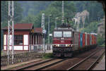 DB 180019-2 durchfährt am 2.6.2007 mit einem Containerzug aus Tschechien den Bahnhof Königstein im Elbtal.