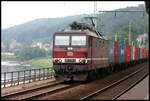 DB 180019-2 ist hier am 2.6.2007 mit einem Containerzug aus Tschechien in Fahrtrichtung Dresden im Elbtal bei Königstein unterwegs.