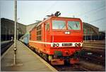 Die DR 180 008-5 wartet mit dem hier übernommen internationalen Schenellzug von Paris nach Praha in Leipzig auf die Weiterfahrt.