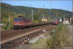 180 016 ist am 01.10.07 mit einem mit Stahlteilen beladenen Rungenwagenzug bei Knigstein in Richtung Dresden-Friedrichstadt unterwegs.