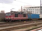 180 016-8 zieht einen Containerzug in Richtung Tschechien (Dresden Hbf. 02.04.03)

