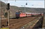 Die in DR-Lack erhaltene 180 009 braust am 15.03.08 mit einem Autozug aus Tschechien durch den ehem.