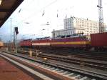 Drei nahezu baugleiche Loks zweier Bahnverwaltungen in drei Farbgebungen: DB Cargo 180 012, CD 371 und CD 372 vor einem Containerzug nach Tschechien - Dresden, 27.11.2004