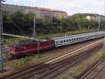 Der Berlin-Warszawa-Express fhrt am 16.6.2002 wegen der Bauarbeiten am Lehrter Bahnhof nur bis Lichtenberg. Er wird gezogen von einer Lok der BR 180 - hier noch in original DR-Farbkleid - die in den 80er Jahren von der DR und der tschechoslowakischen Staatsbahn CSD konstruiert und von beiden Bahnen abgenommen wurde. Die Wagen des Express haben einen eigenen Anstrich und bestehen zum Teil aus deutschen, zum anderen Teil aus polnischen Wagen. Nicht nur wegen der Lok, sondern auch wegen der Wagen, ist der Zug ein Exot auf deutschen Schienen.