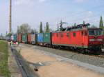 180 013 mit einem Containerzug auf der Fahrt nach Tschechien; DD-Reick, 30.04.2005
