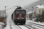 180 016-8 ist am 9.1.2010 mit einem gemischten Gterzug unterwegs durch das verschneite Krippen.