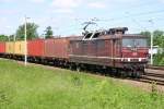 DB 180 011-9 durcheilt Heidenau mit Containerwagen in Richtung Bad Schandau, 04.06.2010